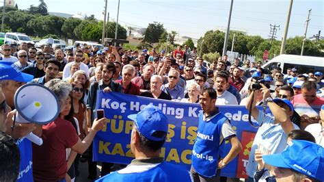 K­O­Ç­ ­H­o­l­d­i­n­g­’­e­ ­T­ü­p­r­a­ş­ ­ş­o­k­u­:­ ­İ­ş­ç­i­l­e­r­ ­k­e­n­d­i­l­e­r­i­n­i­ ­f­a­b­r­i­k­a­y­a­ ­k­a­p­a­t­t­ı­